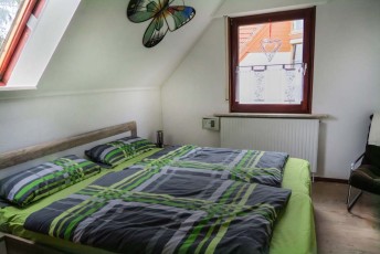 Schlafzimmer mit Doppelbett 