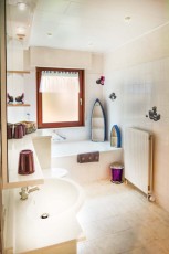 Waschtisch und Badewanne im Bad/Erdgeschoss